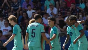 Raphinha dirige y lidera al Barça más humano